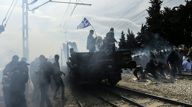 Refugees use train carriage to smash police barricade on Greece-Macedonia border (VIDEO)