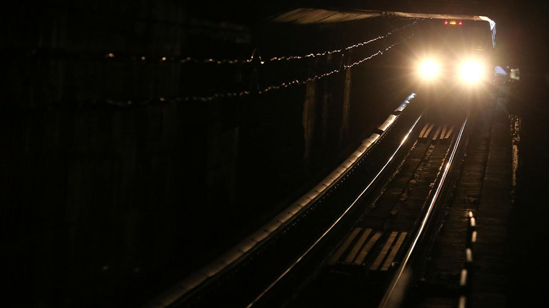 154 people stuck on train in underwater tunnel to DC
