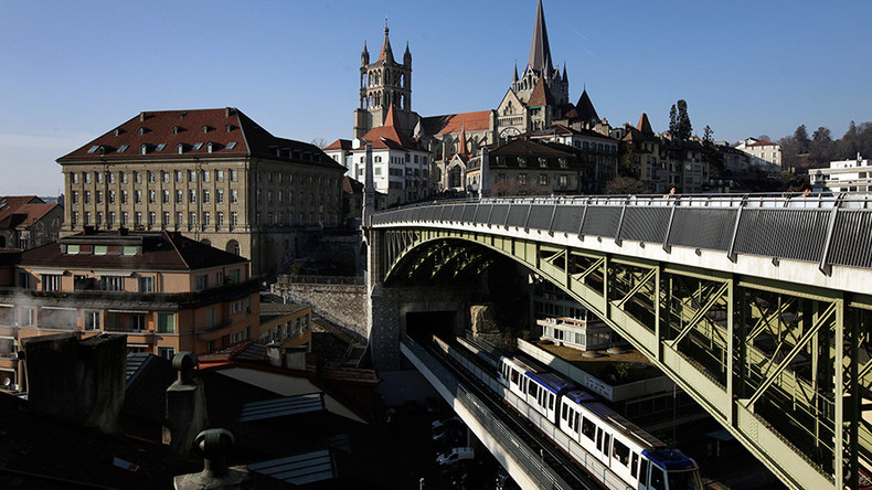 Easy money: Swiss city to pay residents a free wage 
