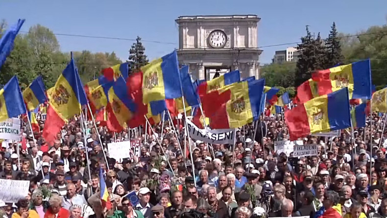 Protesters battle police in Moldova as thousands demand snap elections and govt’s resignation