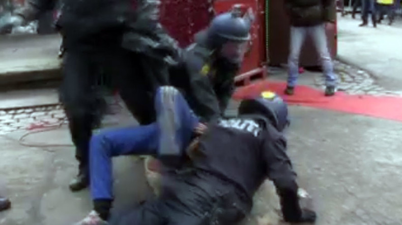 'Police hit everyone': Danish officers use batons on citizens, violently detain man (VIDEOS)