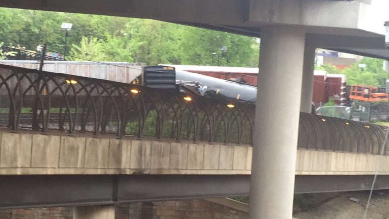 Train derails in DC, leaks hazardous material (PHOTOS, VIDEO)