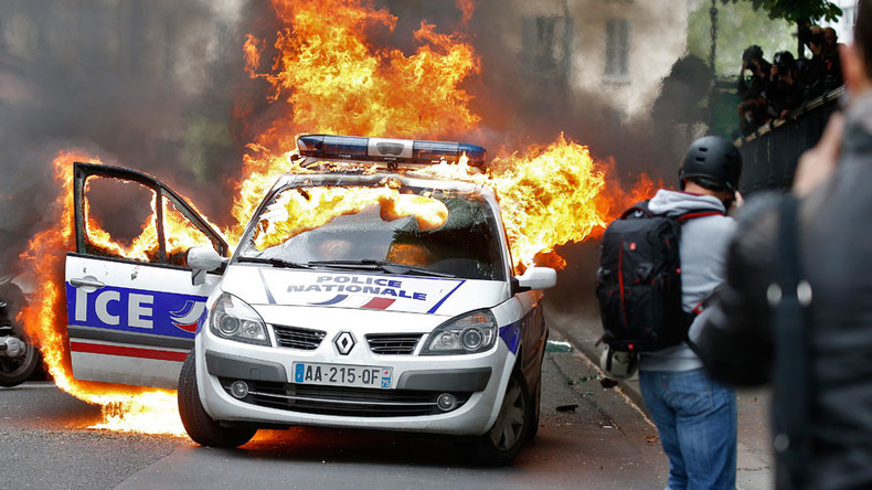 Paris police car set ablaze as officers protest brutality against them (VIDEOS, PHOTOS)