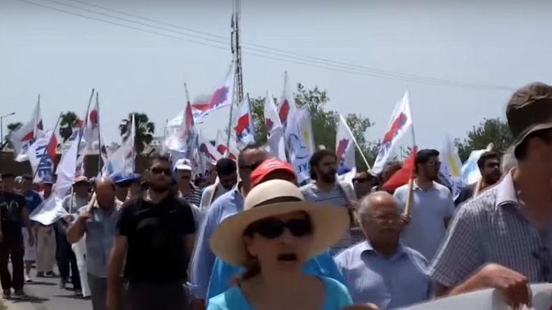 Greek protesters burn NATO & EU flags at Crete military base (VIDEO ...