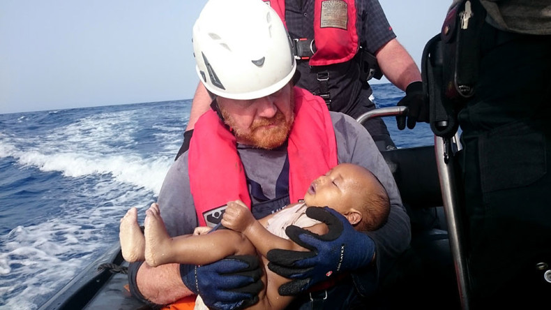 Powerful image of drowned baby highlights divisions in migrant crisis response (PHOTO)