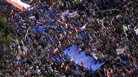 Tens of thousands flood Warsaw in ‘biggest’ anti-govt, pro-EU protest in decades (VIDEO)