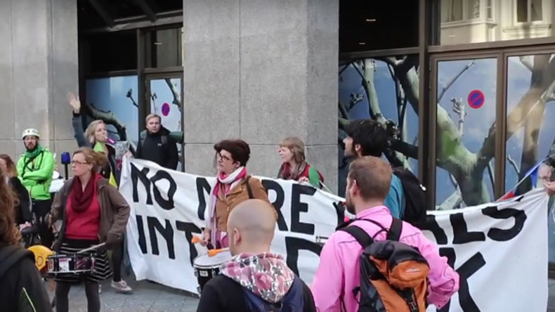 40 arrested in Brussels after protesters attack TTIP negotiators – with confetti (VIDEO)
