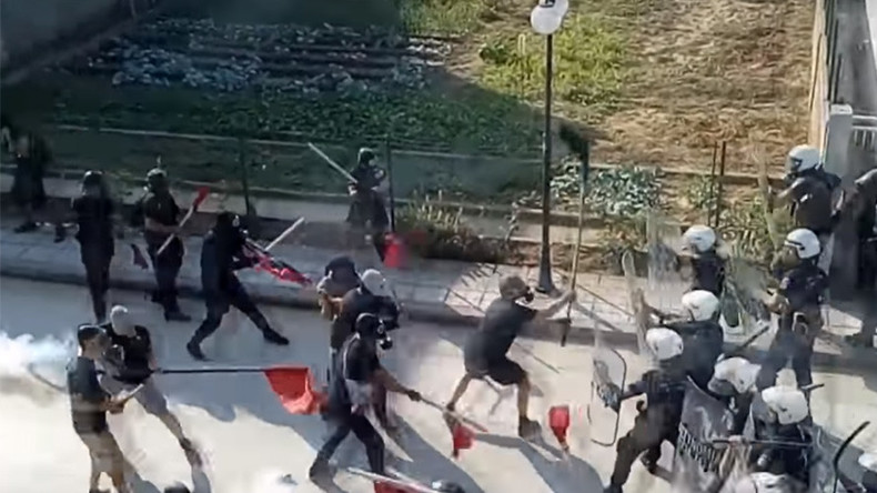 ‘Open the border!’ Pro-refugee group tries to breach Greek-Turkish border cordon (VIDEO)