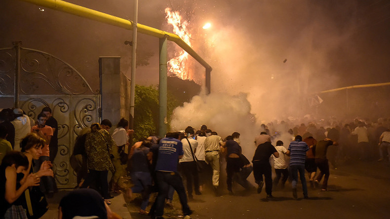 60 injured as Yerevan police disperse protesters from besieged police station (PHOTO, VIDEO)