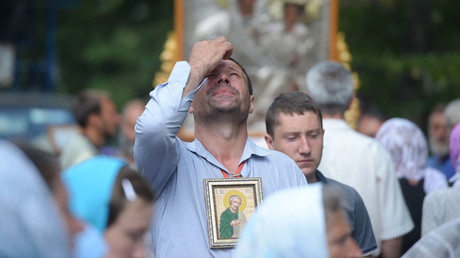 Thousands join Kiev Holy Cross procession for peace despite threats & provocation attempts