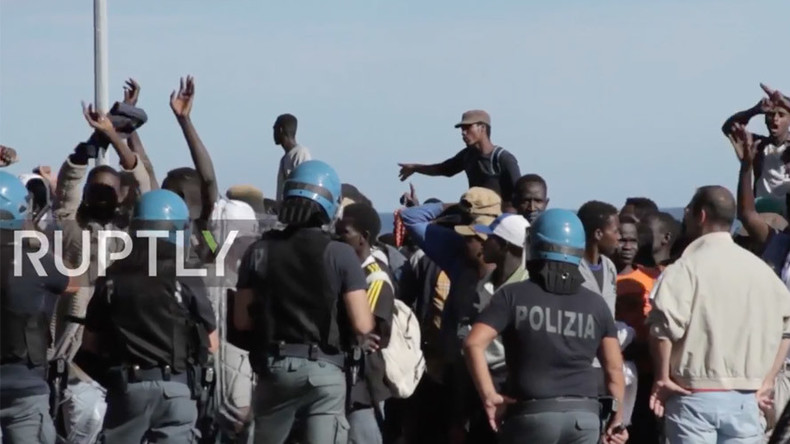 Over 100 migrants clash with police, break through Italy-France border (VIDEO)