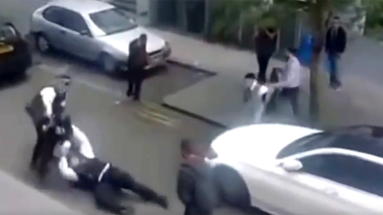 London police officers attacked by gang of youths (VIDEO)