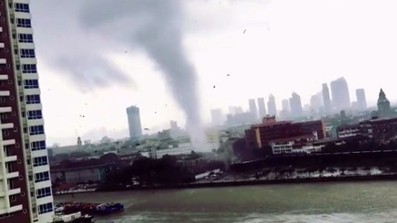 Whirling twister strikes Manila as heavy rain swamps Filipino capital (VIDEOS, PHOTOS)