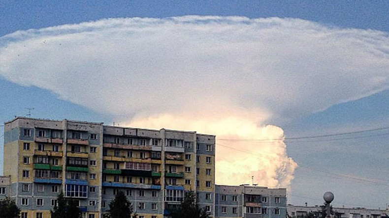 Giant mushroom-shaped cloud scares locals in Siberia (VIDEO, PHOTOS)