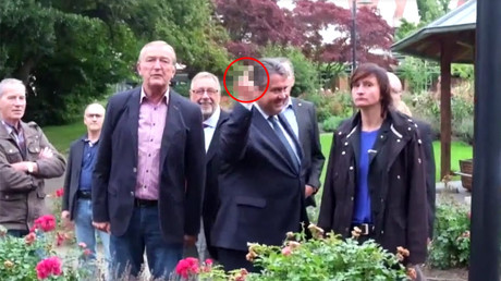 F*ck yourself: German vice-chancellor ‘flips bird’ to right-wing youths who call him traitor