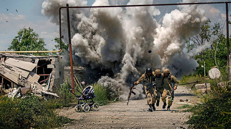 Dramatic viral combat photo from eastern Ukraine ‘clearly staged’ – war photographer to RT