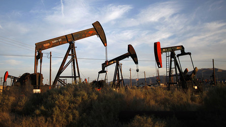 Putin calls for global oil output freeze 