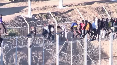 Migrants injured after becoming trapped atop Spanish border fence for hours (VIDEO)