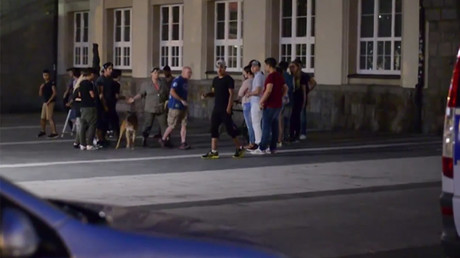 Bottles, wooden boards: Dozens of refugees, far-right mob & police clash in German town (VIDEO)