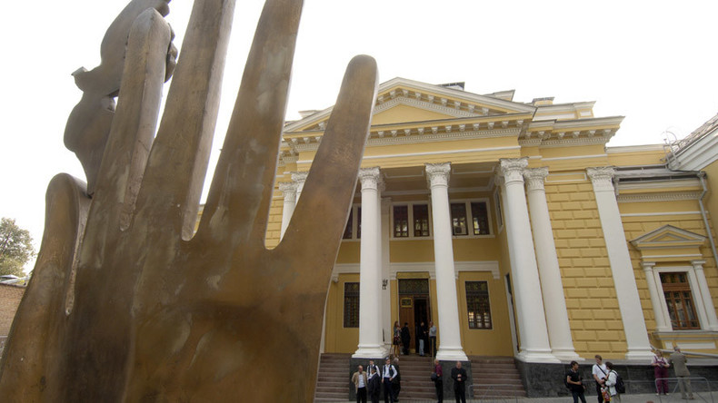 Man with gun & gas canister attempts to break into Moscow synagogue, wounds guard