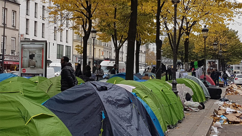 Asylum seekers pour into Paris, set up tents on streets as Calais camp closes (VIDEO, PHOTOS)