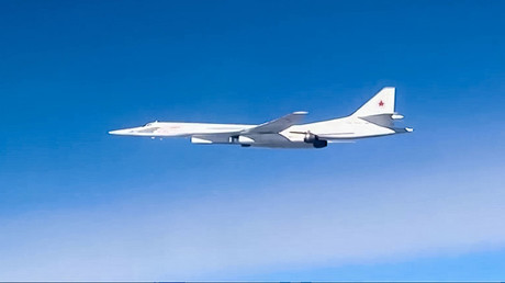Tu-160 Blackjack piercing snowy skies at low altitude caught on camera (VIDEO)