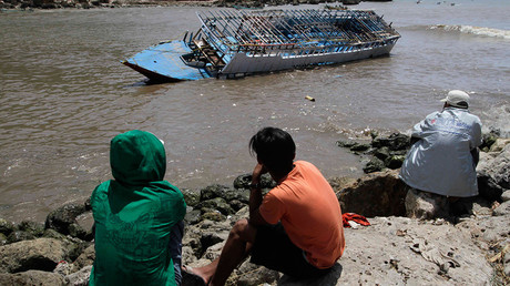 Australia plans lifetime ban for refugees arriving by boat 