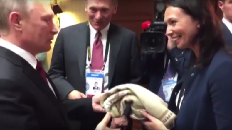 Putin gets surprise gift & jokes about Swiss ‘honorary escort’ for Russian press in Peru (VIDEO)