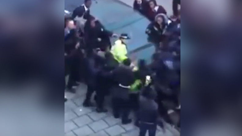 Police brutally attacked by 30 schoolchildren in London brawl (VIDEO)