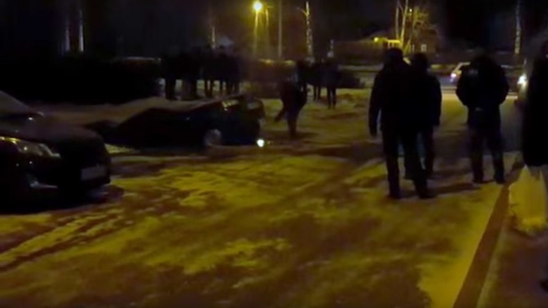 6-meter sinkhole swallows Russian car (VIDEO)