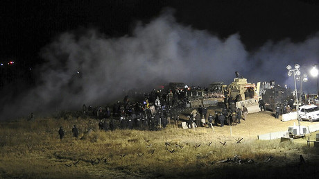 400 DAPL protesters ‘trapped on bridge’ as police fire tear gas, water cannon (VIDEO)