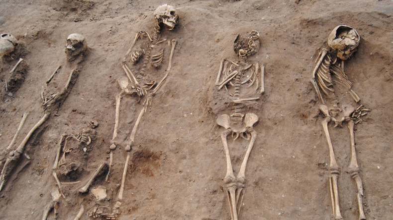 Black Death ‘plague pit’ with 48 skeletons uncovered in England (PHOTOS, VIDEO)
