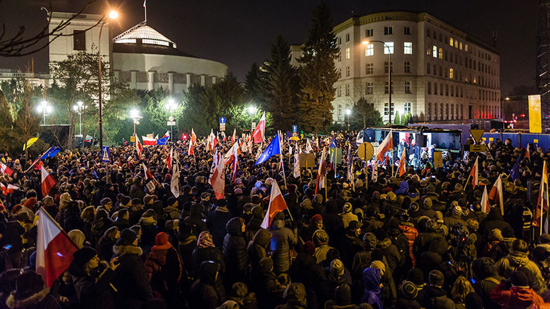 Polish police use force as thousands block parliament protesting media restrictions law (VIDEO)