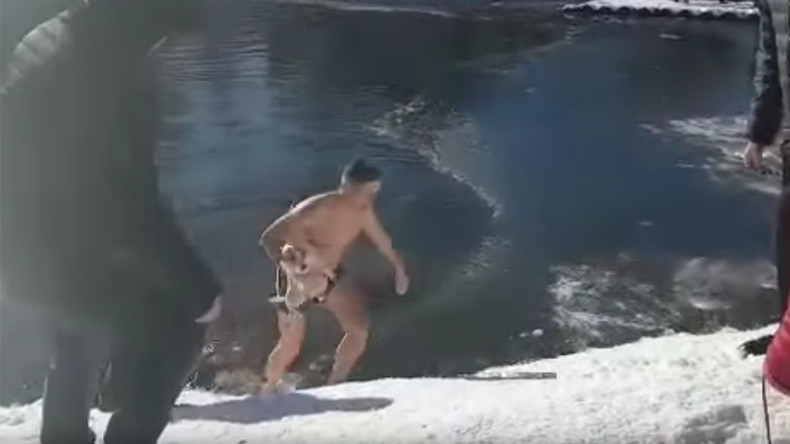Man braves ice-cold water to save dog from drowning in Crimea (VIDEO)