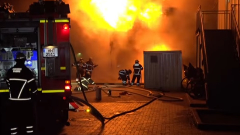 Blaze destroys 28 containers sheltering refugees in Hamburg (VIDEO)