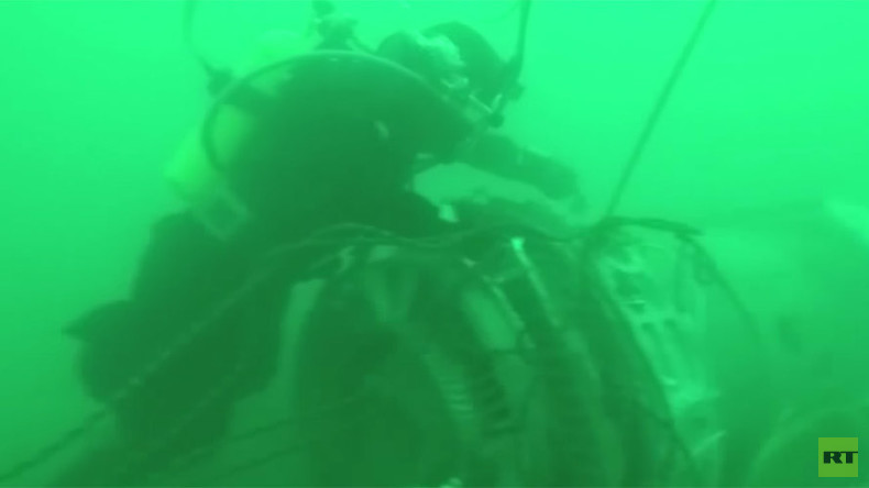 Underwater footage shows divers recovering wreckage of crashed Tu-154 from seabed (VIDEO)