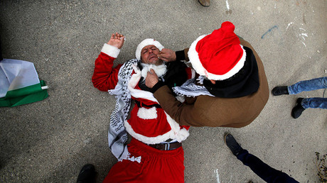 ‘Santa stands with Palestinians!’ Red-suited protesters clash with Israeli police (VIDEOS)