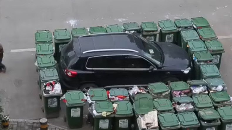 Trash revenge: Chinese garbage man blocks wrongly parked car with 40 bins (VIDEO)