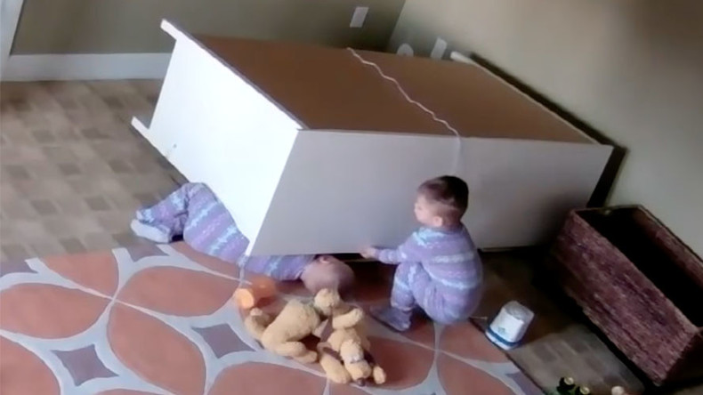 Heroic 2yo saves twin brother trapped under heavy furniture (VIDEO)