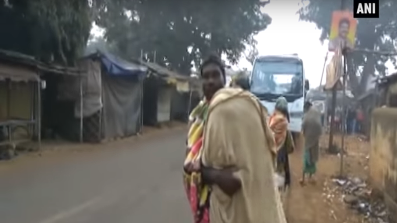 Indian father forced to carry daughter’s remains on back for over 10km (VIDEO)