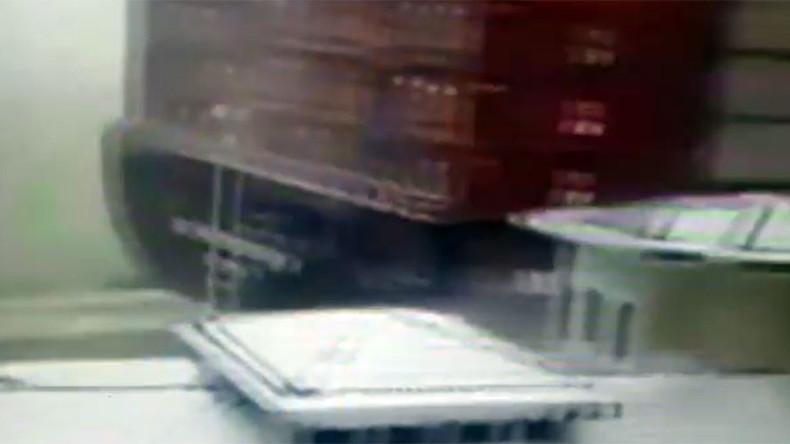Giant cargo ship's seriously close call in snowy Istanbul (VIDEO)