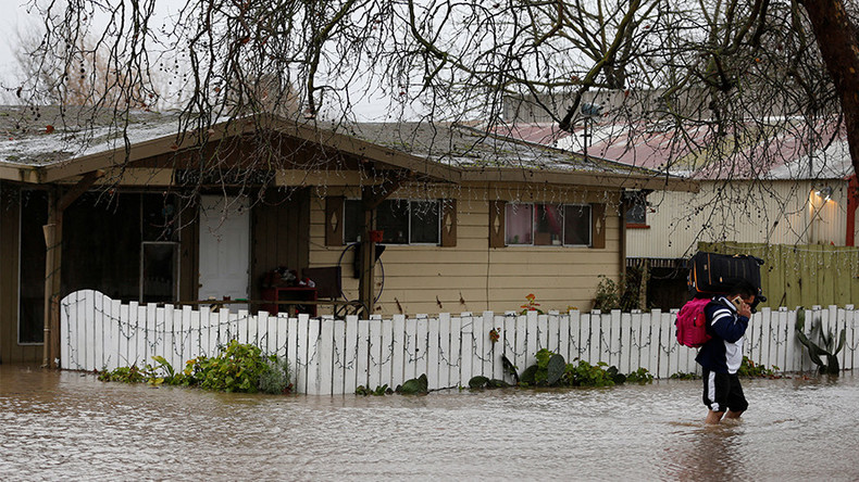 Record floods hit West Coast, Californians evacuate by the thousands (PHOTOS/VIDEO)