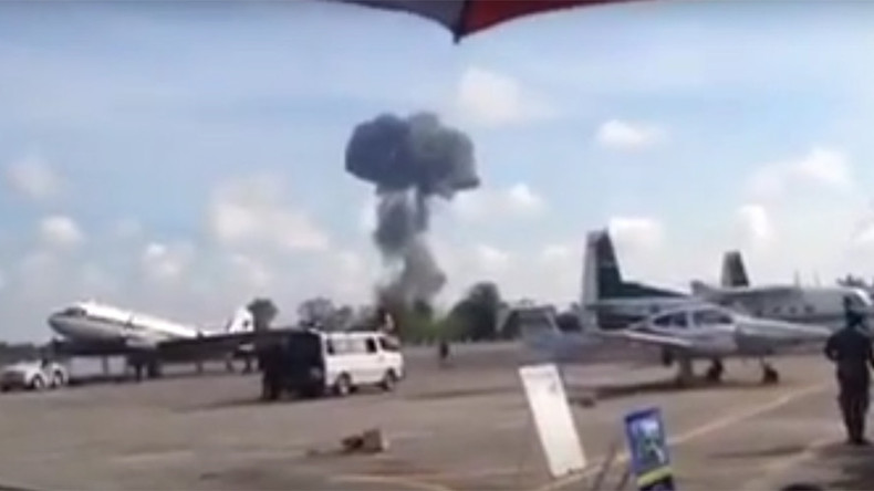 Fighter jet crashes at airshow for kids in Thailand (VIDEOS)