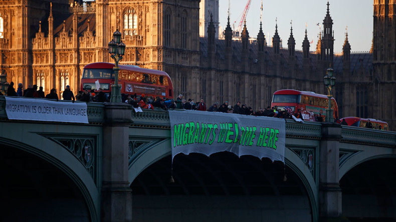 Anti-Trump protesters drop banners from London bridges (VIDEO)
