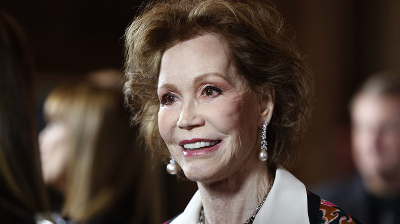 'Who can turn the world on with her smile?': Actress Mary Tyler Moore dies at age 80