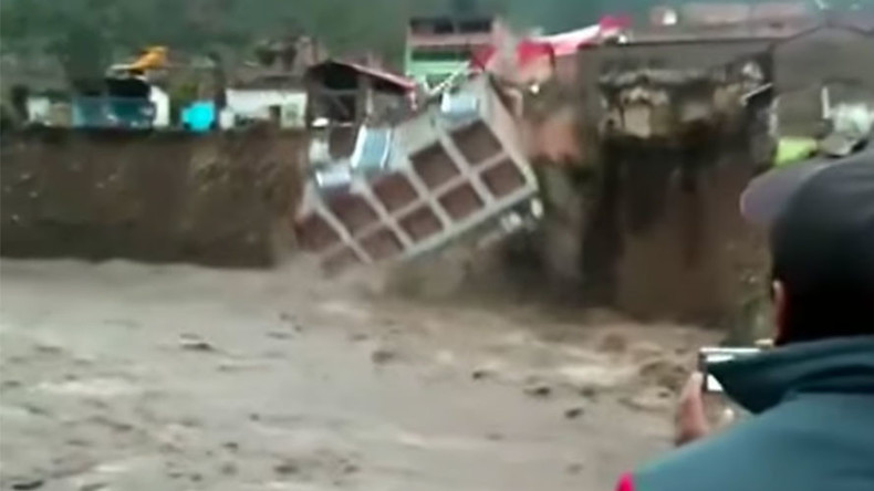 Hotel plunges into Peruvian river during deluge (VIDEO)