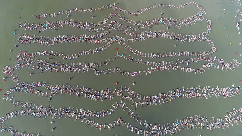Hand-holding floaters set bizarre new Guinness world record (VIDEO)