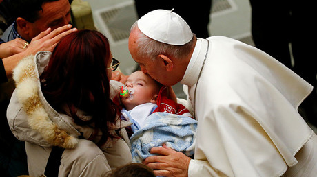 Pope Francis encourages breastfeeding in church