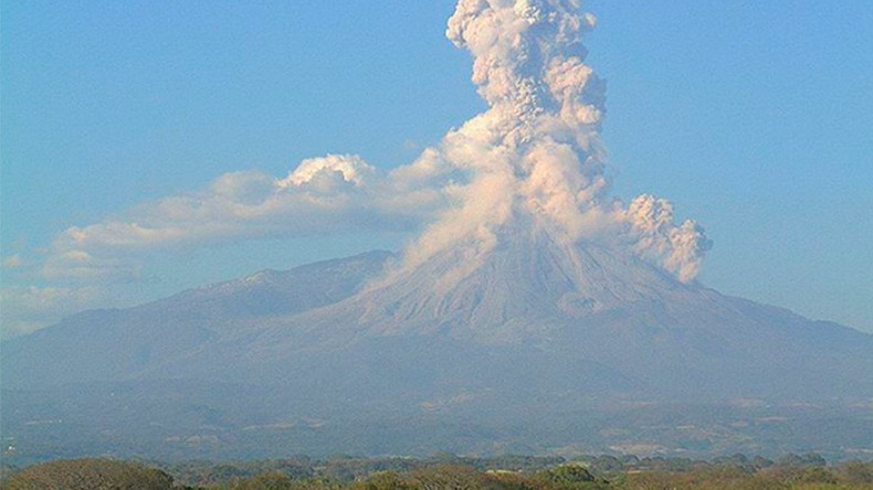 Epic explosion: Mexican volcano spews ash 4 km high in latest eruption (VIDEOS, PHOTOS)