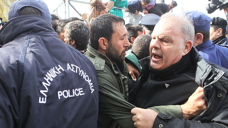 Refugees block Greek immigration minister from camp amid hunger strike (VIDEO)